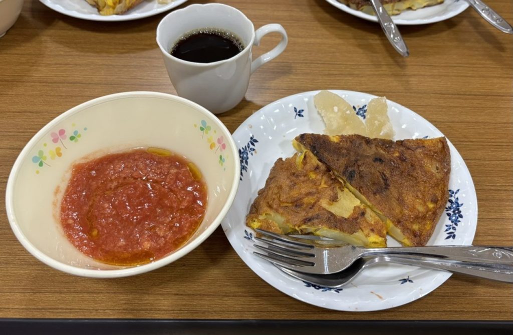 ジャガイモの「トルティージャ」とトマトの冷製スープ「サルモレホ」